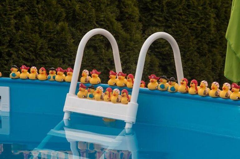 pool-831996_960_720