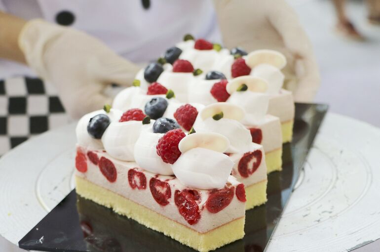 cake-baker-2699914_1920