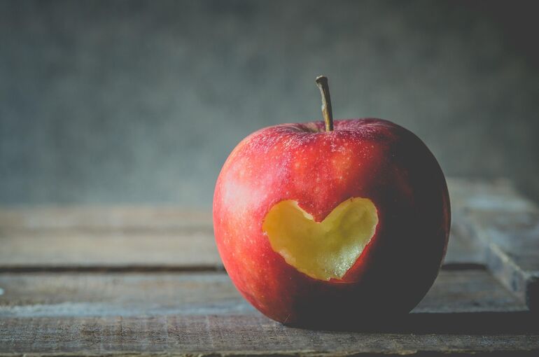 ylanite-apple-2846296_1920