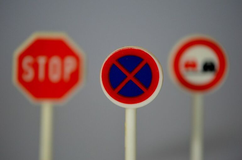 traffic-signs-674623_640