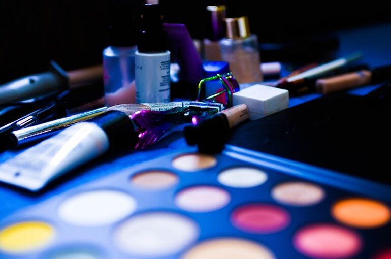 makeup-4843865_640