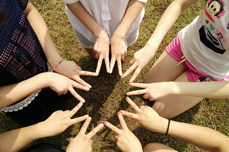 team-1381084_640