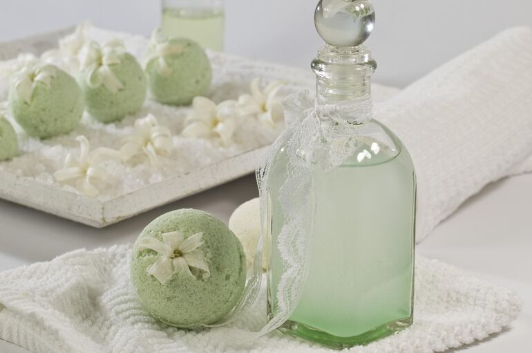 gefrorene_wand-bath-balls-1617472_1920