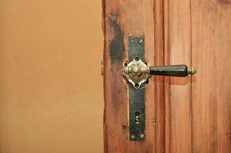 wooden-door-3293601_640
